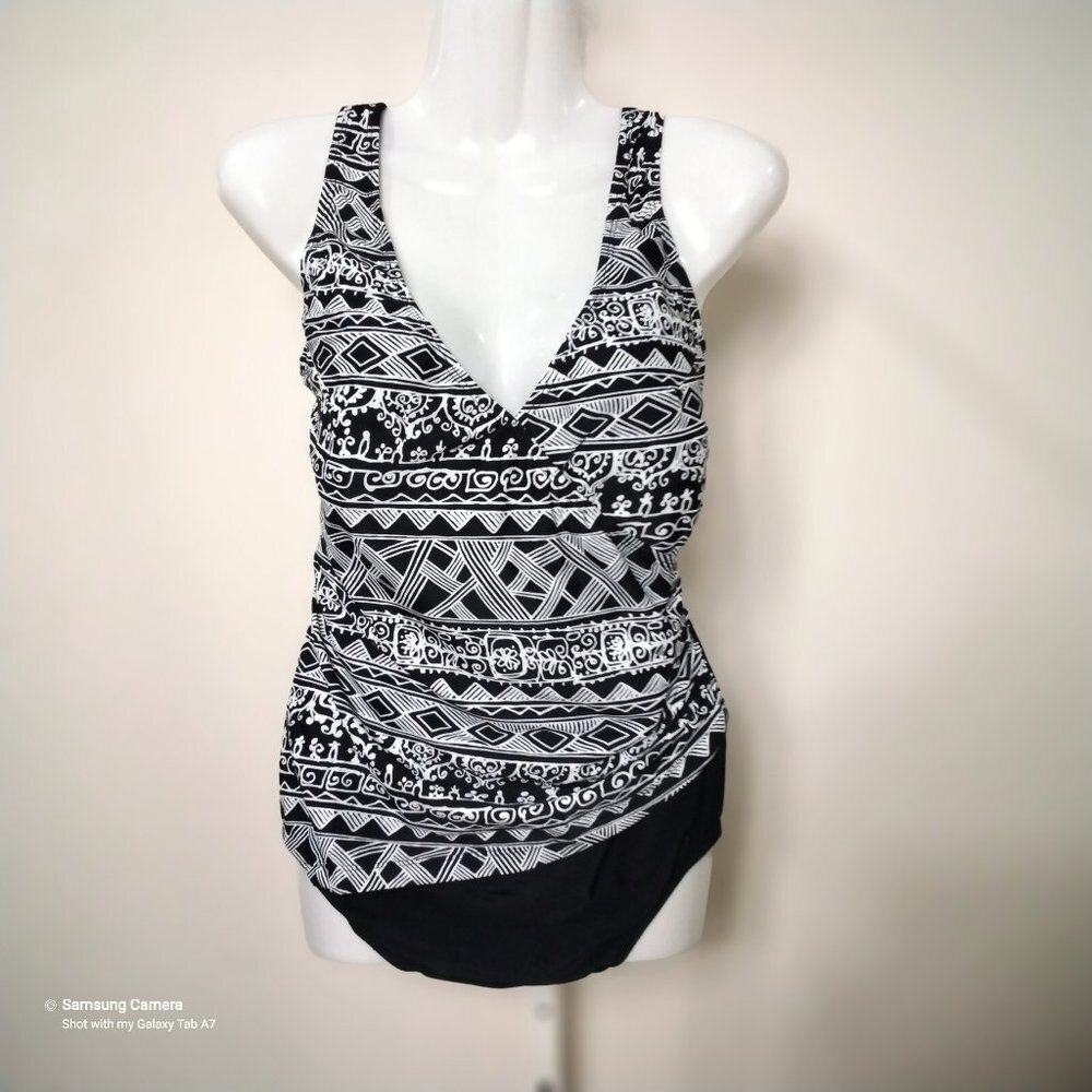 Aliana 1 Piece Black & White Geometric Halter V-Neck U-Back Swimdress NWT Sz. 1X